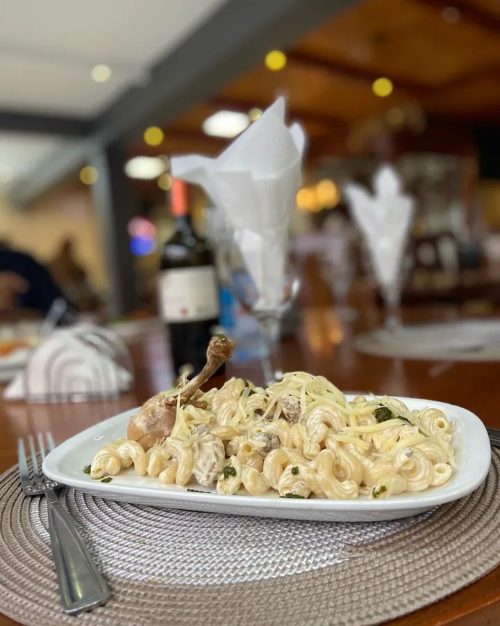 Pâtes crémeuses au fromage sur une table dressée du restaurant
