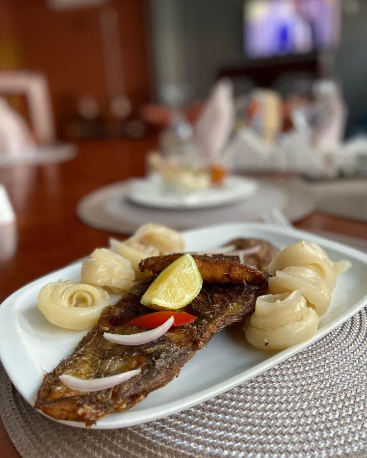 Poisson grillé au citron accompagné de miondo