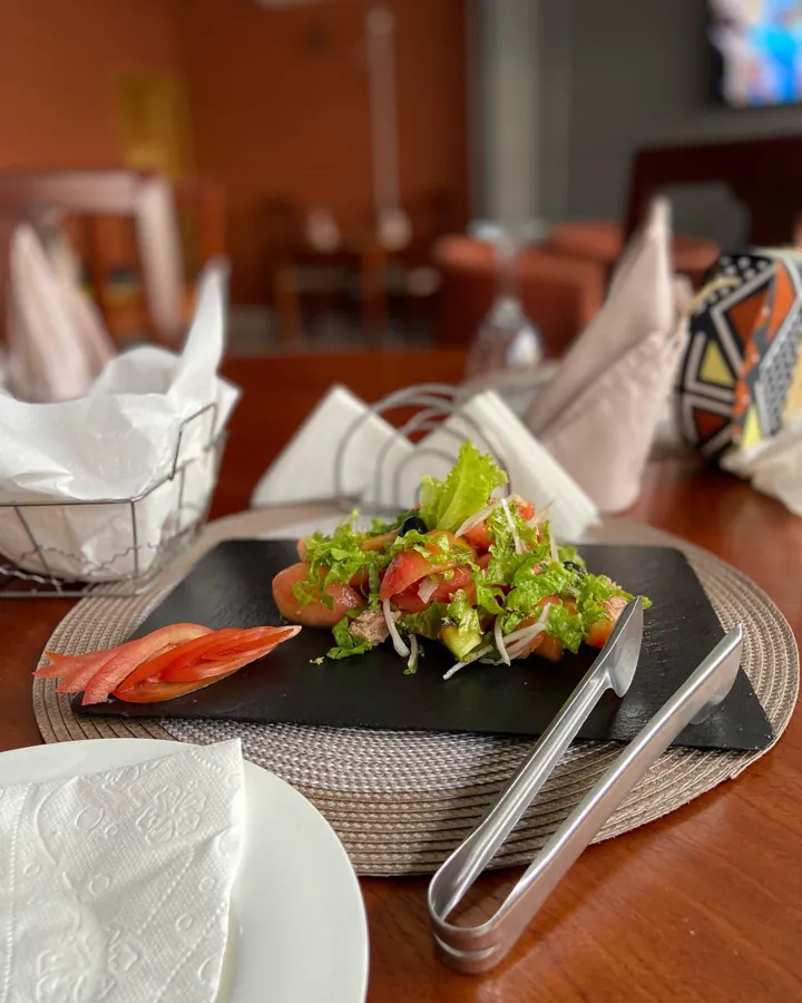 Une salade fraîche sur ardoise avec sa garniture de tomate