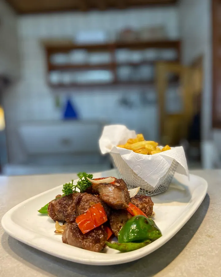 Grillades avec poivrons, oignons et panier de frites