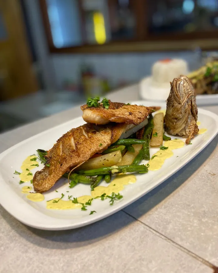 Poisson grillé doré, légumes et sauce délicate, préparé chez Koll