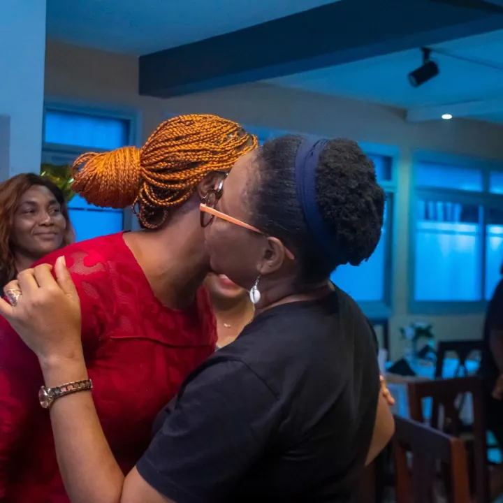 Des amies se retrouvent chaleureusement au restaurant