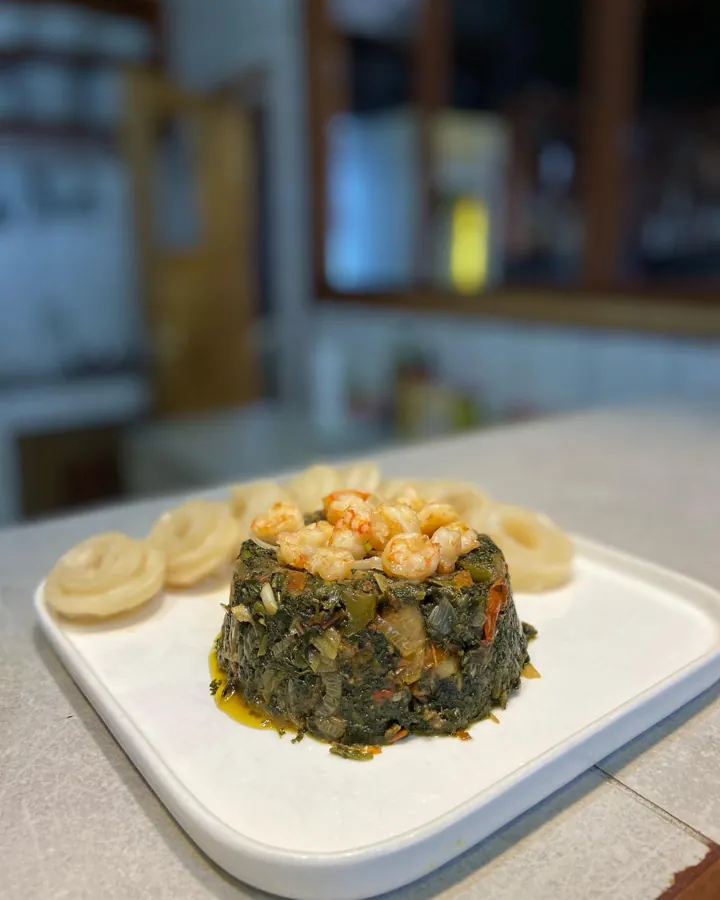 Ndolé aux crevettes accompagné de miondo roulé