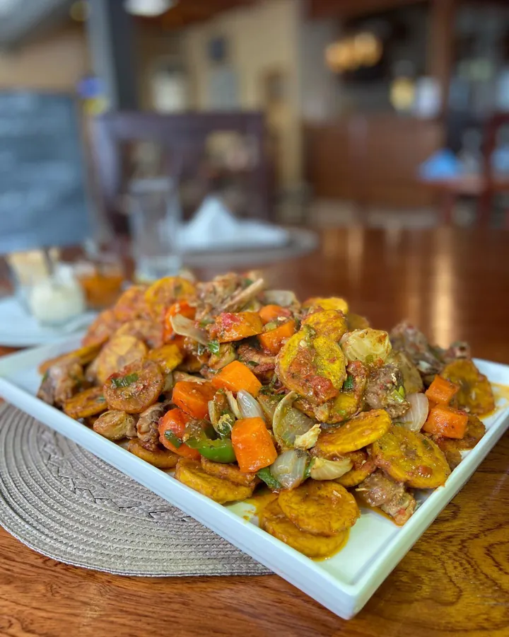 Un plat généreux de poulet DG au plantain doré et aux légumes colorés