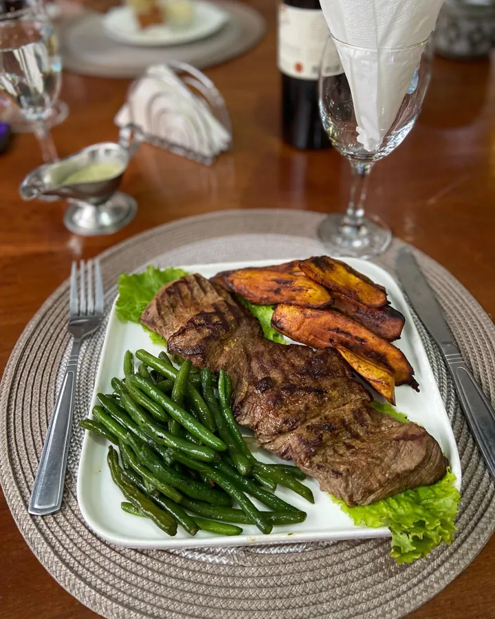 Steak grillé, haricots verts et plantain frit