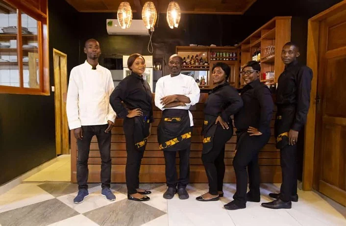 L’équipe de cuisine et de service de Chez Koll réunie devant le bar